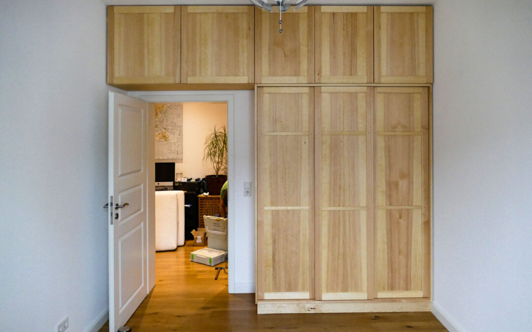 Einbauschrank und Bett aus Kiefer