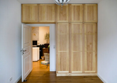 Einbauschrank und Bett aus Kiefer