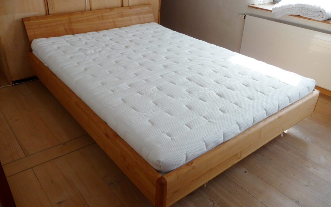 Bett aus Kirschholz