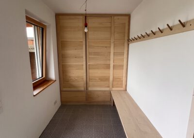 Garderobenschrank und Sitzbank mit Hakenleiste aus Linde & Hainbuche