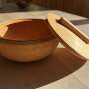 Dose aus Buche mit verriegelbarem Deckel,Durchmesser 18cm,auf der Wippdrehbank gedrechselt,geölt.
