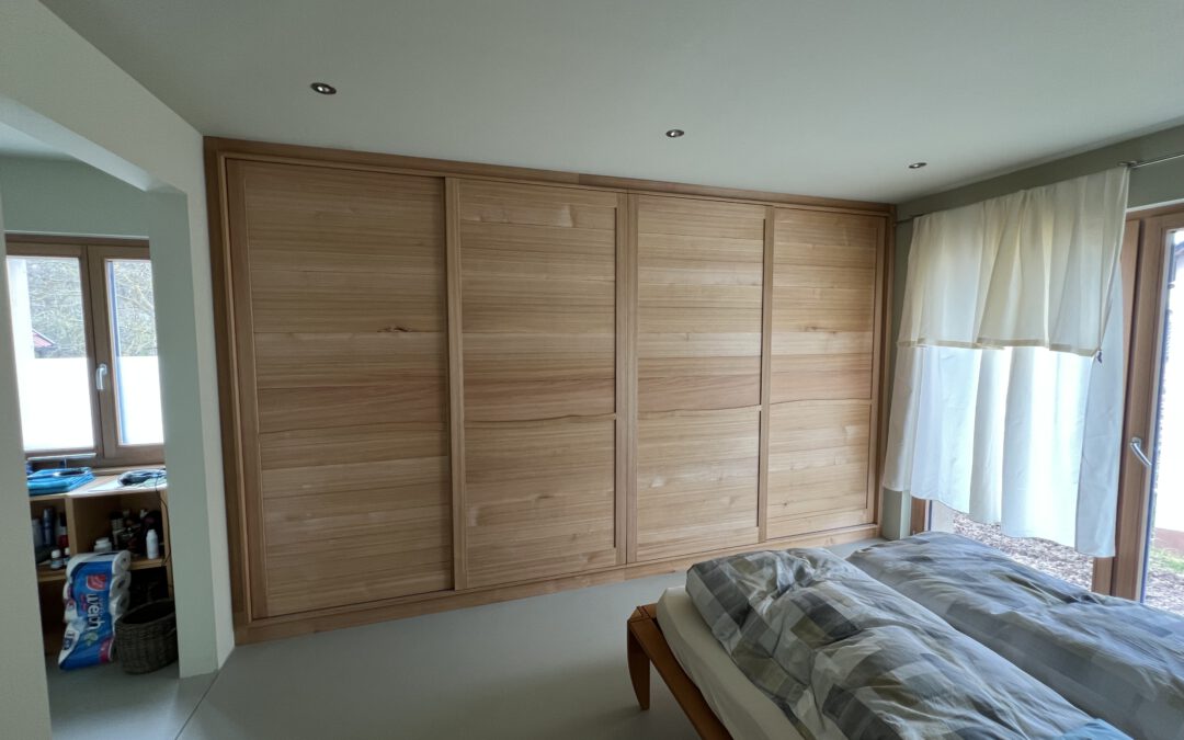 Schlafzimmerschrank aus Lärche