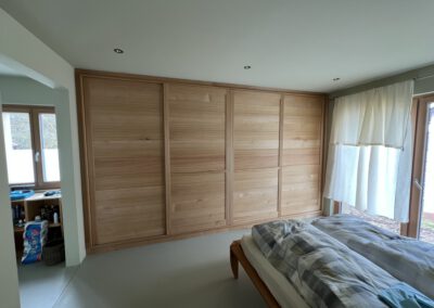 Schlafzimmerschrank aus Lärche