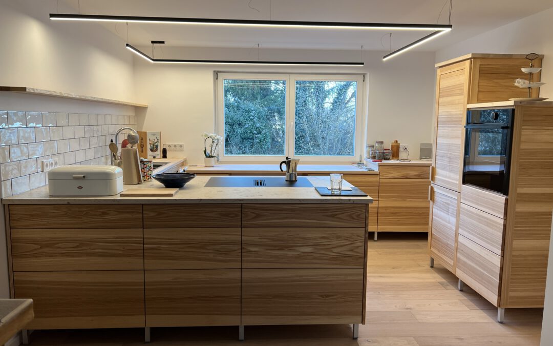 Küche mit Kochinsel aus Esche und Feldahorn,Kochinsel mit Jurakalk Arbeitsplatte