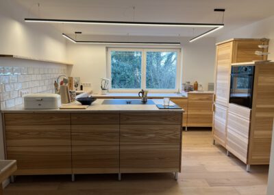 Küche mit Kochinsel aus Esche und Feldahorn,Kochinsel mit Jurakalk Arbeitsplatte